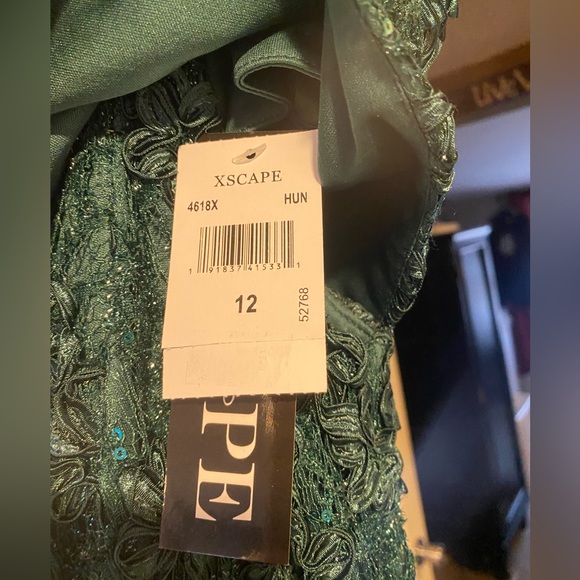 NWT XSCAPE Off the shoulder embroidered “jill” gown - Picture 10 of 10